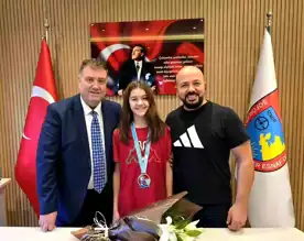 Genç Yüzücü, Şampiyonada Parladı!