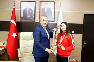 Başkan Topaloğlu, Karate Şampiyonlarını Tebrik Etti