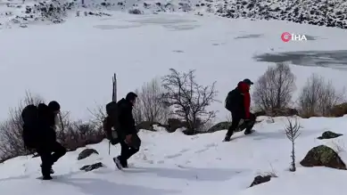 Oltu'da Karlı Dağlarda Zorlu Yürüyüş