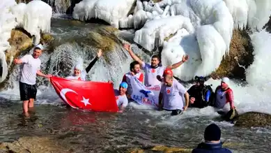 Van Gölü'nü Korumak İçin Buzlu Sulara Atladılar!