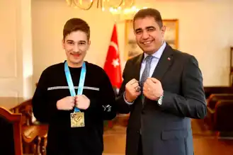 Vali Aslan, Şampiyon Yasin Tekneci'yi Tebrik Etti