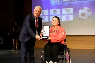 Öznur Cüre, Yılın Paralimpik Kadın Sporcusu