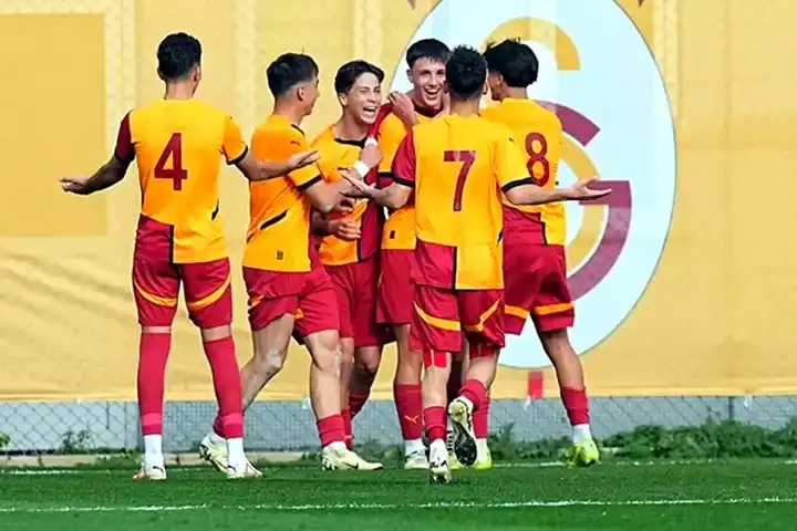 Galatasaray, Fenerbahçe'yi 8-1'le Ezdi!